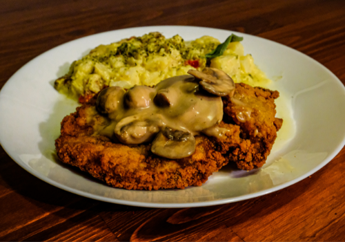 Schnitzel Haus Schnitzel Mushrooms and Mashed Potatoes Vancouver Christmas Market (1)